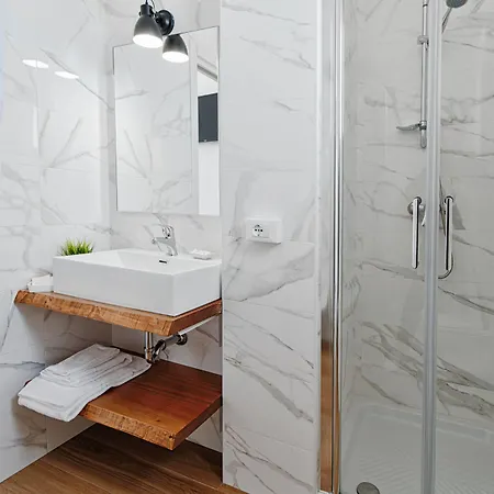 Luxattico Λέτσε